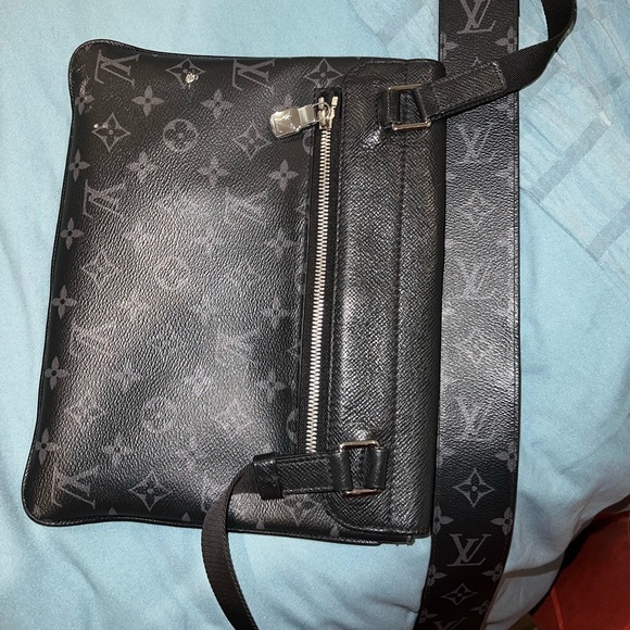 LOUIS VUITTON 2020 MESSENGER BAG - Picture 2 of 5
